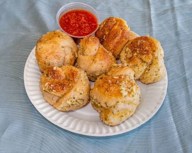 1 Garlic Knot.